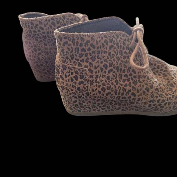 ⭐️Toms Leopard Print Lace Up Boots with Suede Texture Size 4 - Picture 2 of 7